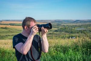 fotógrafo mira e tira fotos da natureza ao ar livre