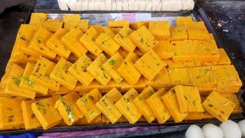 burfi doces indianos vendidos em barracas de rua foto