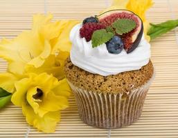 cupcakes com frutas vermelhas foto