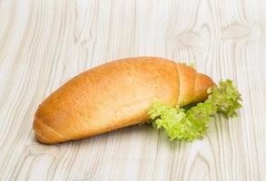 pão de forma no fundo de madeira foto
