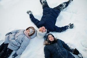 três crianças na natureza do inverno. ao ar livre na neve. foto