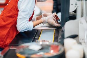 uma mulher lê o código de barras na máquina de checkout no supermercado foto