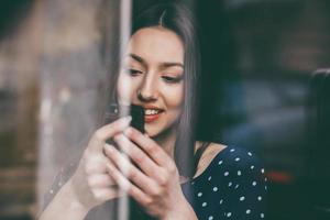 menina bonita falando ao telefone e sorrindo foto