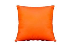 travesseiro de couro laranja isolado. foto