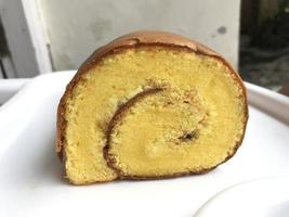 bolu gulung ou bolo de rolo é um tipo de pão de ló enrolado recheado com chantilly, geléia ou glacê. foto