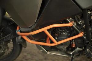 proteção da motocicleta. bicicleta está em detalhes. bloqueador de choque de aço laranja. foto