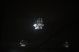lâmpadas no interior. luz no quarto. teto no apartamento. foto