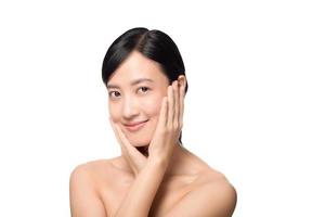 retrato do conceito de pele nua fresca limpa bonita jovem mulher asiática. menina asiática beleza rosto skincare e saúde bem-estar, tratamento facial, pele perfeita, maquiagem natural em fundo branco foto
