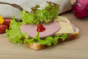 sanduíche com queijo e salsichas foto