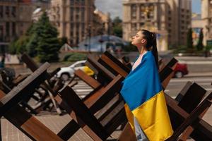 jovem coberta com a bandeira ucraniana foto