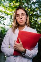 jovem engenheiro agrônomo trabalhando em estufa. jovem cientista feminina olhando para a câmera foto