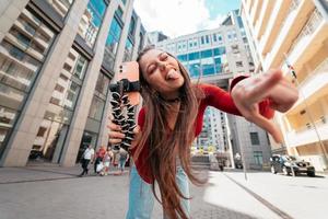 linda blogueira feminina olhando para a câmera na rua. foto