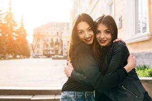 duas meninas adultas jovens foto