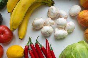 legumes frescos e saudáveis para uma dieta saudável. conceito de comida saudável foto