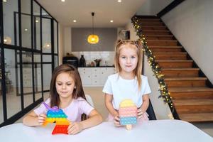 foto de duas meninas brincando na mesa na câmera