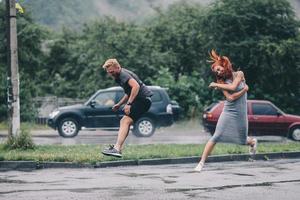 lindo casal na chuva foto