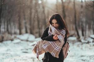 jovem bela modelo posando na floresta de inverno. retrato de moda elegante foto