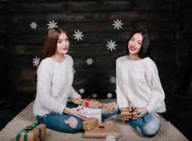 duas meninas bonitas com presentes para o natal foto