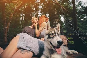 lindo casal junto com cachorro em um balanço foto