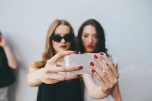 duas amigas tirando uma selfie foto