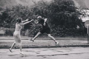 lindo casal na chuva foto