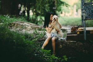 menina com seu cachorro foto