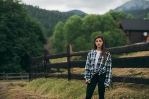 uma jovem mulher caucasiana atraente sentada em cima do muro foto