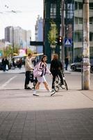 bela jovem, andando na rua. foto