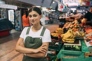 mulher vendedora de frutas no mercado perto do balcão foto