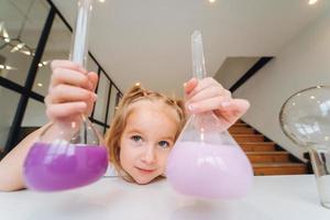 menina fazendo experimentos químicos em casa foto