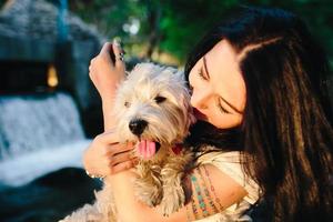 menina brincando com um cachorro foto