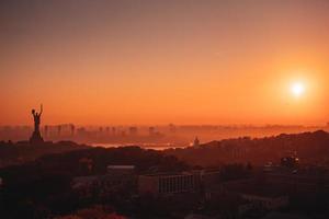 monumento mãe pátria ao pôr do sol. em Kiev, Ucrânia. foto