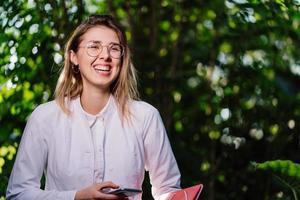 jovem engenheira agrônoma sorri em estufa. foto