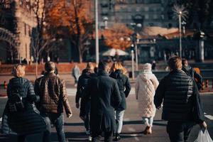 muitas pessoas atravessando a rua nos semáforos. foto