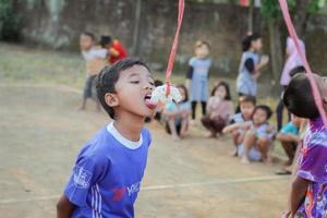 magetan, Indonésia. 17 de agosto de 2022. as crianças indonésias estão felizes em comemorar o dia da independência da indonésia participando de uma competição. foto