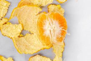 laranja fresca com folhas isoladas em fundo de pano branco foto