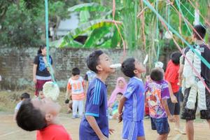 magetan, Indonésia. 17 de agosto de 2022. as crianças indonésias estão felizes em comemorar o dia da independência da indonésia participando de uma competição. foto