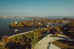 vista sobre o rio dnieper em kiev. vista aérea do drone. foto