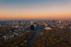 imagens de drones aéreos. panorama de kiev foto