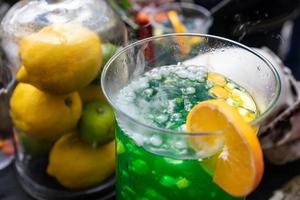 coquetéis alcoólicos e não alcoólicos multicoloridos com canudos foto