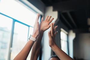 mulheres dando cinco umas às outras depois de um ótimo treino na academia. foto