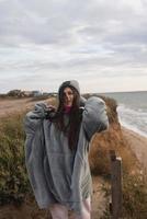 jovem mulher na beira-mar fria de outono posando para a câmera foto