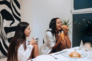 grupo de amigas desfrutando de refeição em casa foto