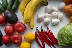 legumes frescos e saudáveis para uma dieta saudável. conceito de comida saudável foto