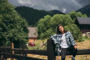 uma jovem mulher caucasiana atraente sentada em cima do muro foto