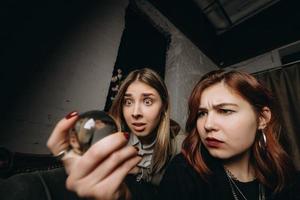 mulher e mulher cartomante com bola de cristal foto