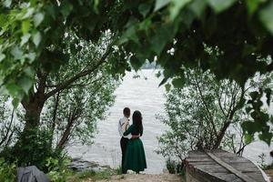 homem e mulher no lago foto