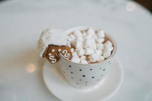 a caneca com as decorações de natal e biscoito na borda foto