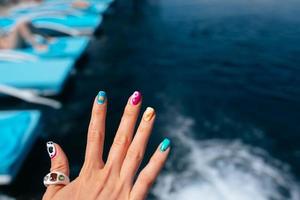 mulheres linda manicure na piscina. fechar-se foto