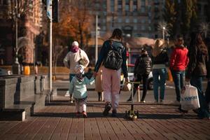 muitas pessoas atravessando a rua nos semáforos. foto